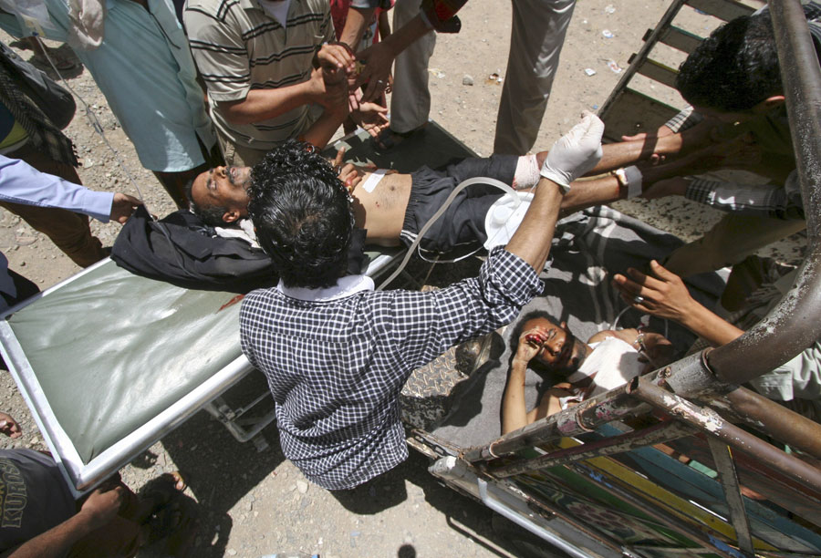 People injured by a mortar shell blast during clashes between Houthis and fighters of the Popular Resistance Committees are rushed to a hospital in Yemen’s southwestern city of Taiz on Tuesday (Reuters photo)