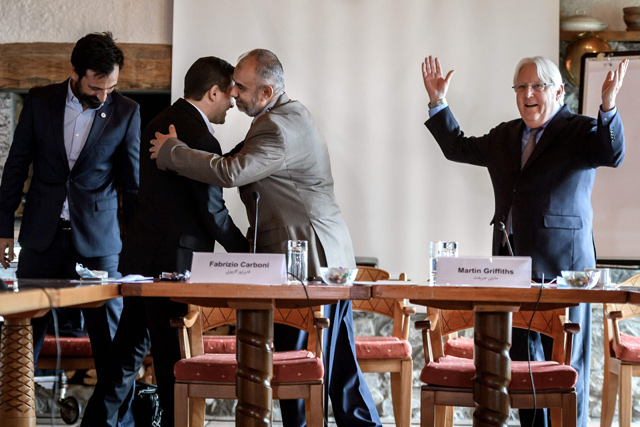 Head of the Houthi prisoner exchange committee Abdulkader Al Murtada (centre left) shakes hands with Head of the Yemeni government delegation Hadi Haig at the end of a week-long meeting on a Yemen prisoner exchange agreement on Sunday in Glion, western Switzerland (AFP photo)