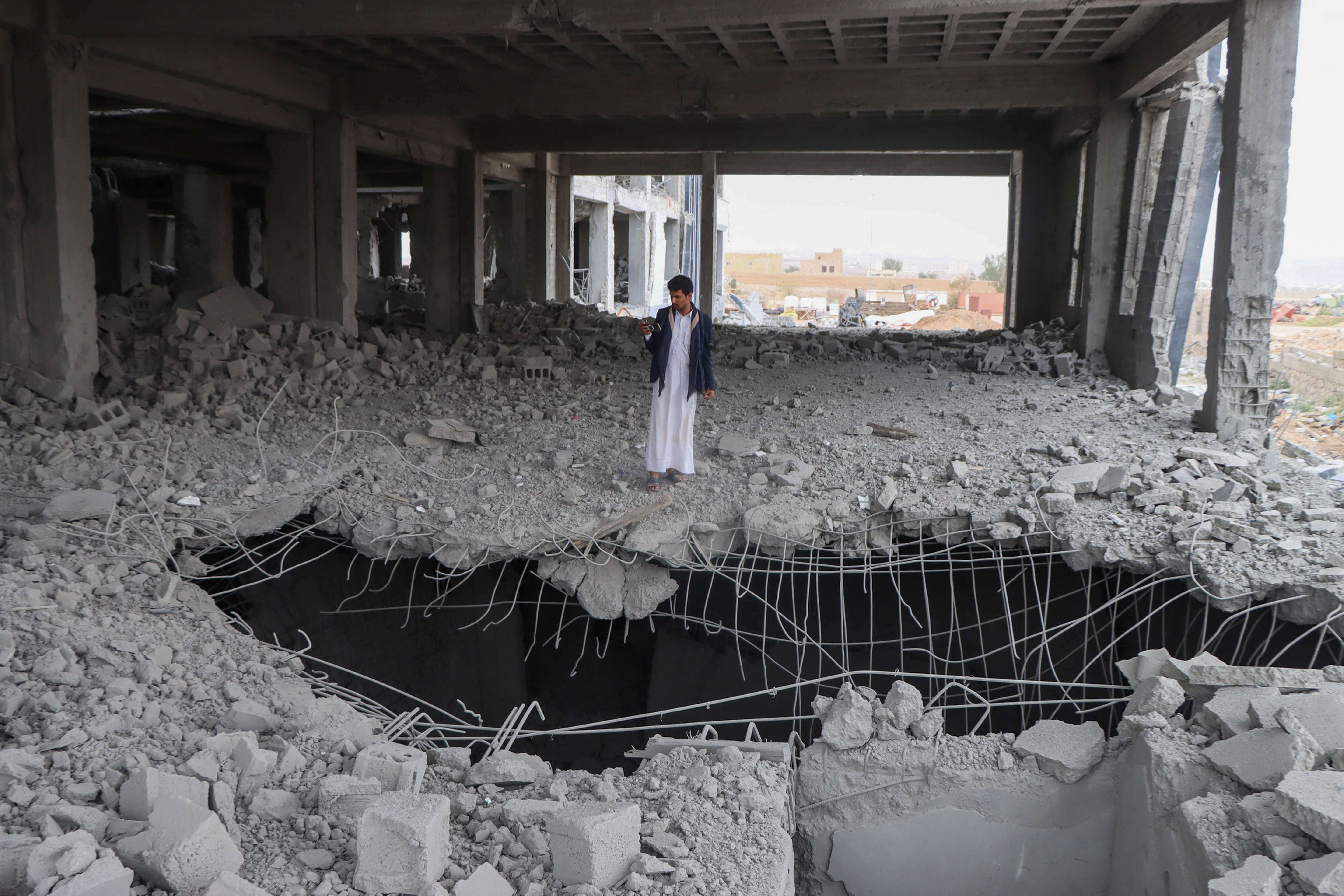 A Yemeni man inspects the damage in the Al Rasul Al Aazam cancer and oncology hospital's unfinished building, a day after it was hit in a US strike in Yemen's northern Saada province on March 25, 2025 (AFP photo)