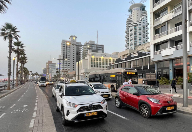 Motorists abandon their cars on the road during a missile alert in Tel Aviv on May 13, 2025. Israel's military said it intercepted a missile launched from Yemen on May 13, with AFP journalists reporting air raid sirens followed by explosions heard in the Jerusalem area (AFP photo)